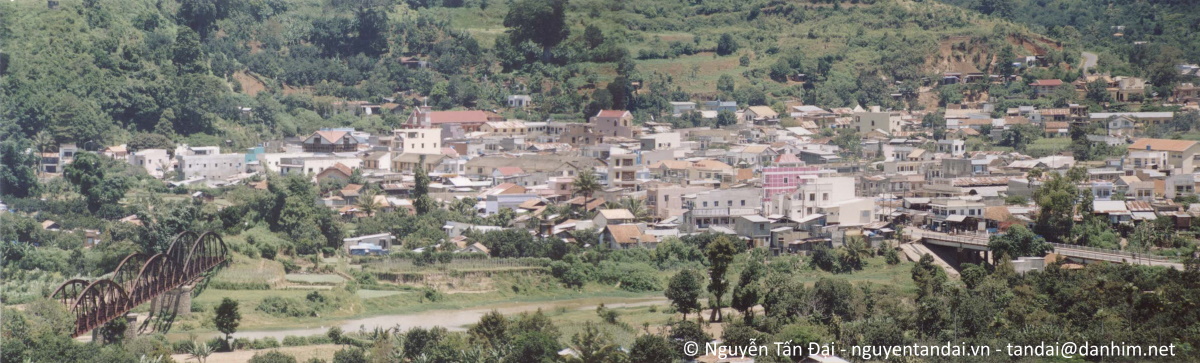 Toàn cảnh thị trấn Dran (năm 2004) với cây cầu sắt trên tuyến đường sắt răng cưa Tháp Chàm-Đà Lạt