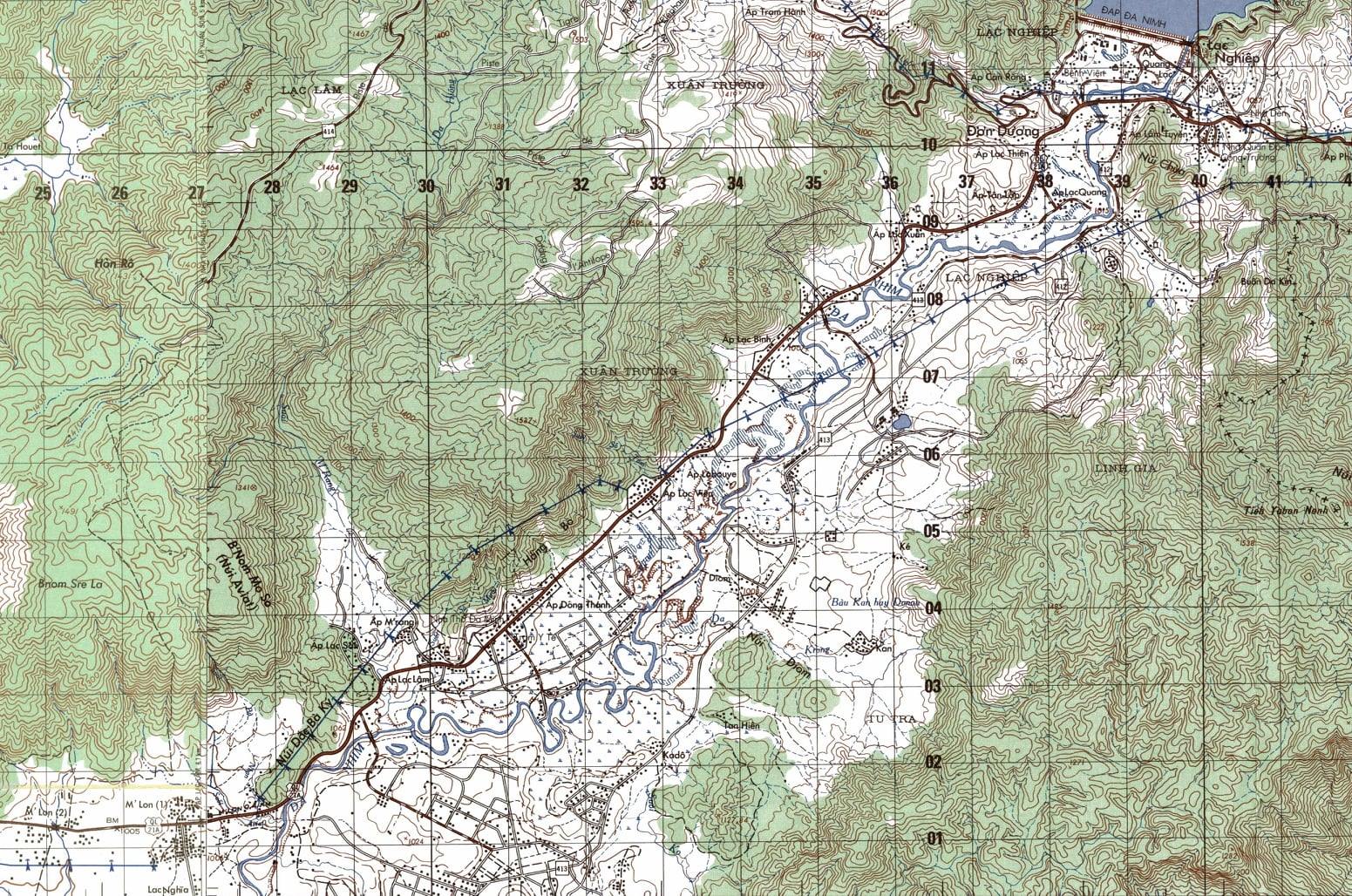 Một phần bản đồ địa hình khu vực sông Đa Nhim, đoạn chảy từ hạ lưu đập Đa Nhim đến Thạnh Mỹ, với các địa danh hành chính dùng trong khoảng 1965-1989.